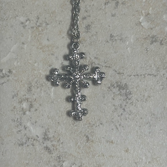 16inch Elegant Silver Cross Pendant Necklace - Picture 3 of 3